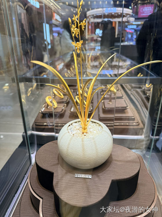 为什么大盘都降了周大福也不降！_金