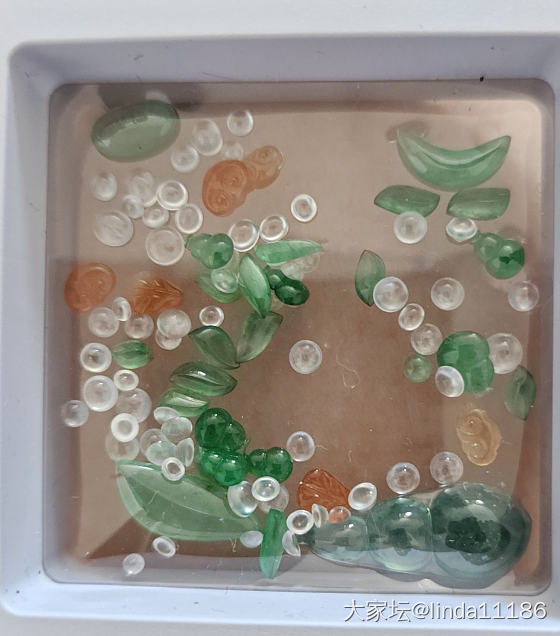 翻出一堆好多年前买的小物件，当时没有想好要镶嵌啥，现在金价越来越贵，唉，放着...
