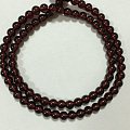 请大家帮忙看看这款石榴石手链属于什么颜色？质量如何？