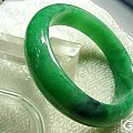 这镯子真漂亮，可惜有道裂，大家看看什么价进才合适？
