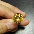 发一个金黄色完美切工正圆形刻面黄水晶