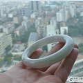 ~~翡翠(A货)--斯文--春彩圆条54MM圈口