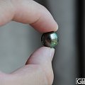 极品大溪地黑珍珠 直径12mm 呈现最佳的孔雀绿色泽 正圆 珍珠表皮无暇