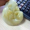 大家帮忙看看我这和田玉能值多少钱？