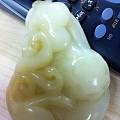 大家帮忙看看我这和田玉能值多少钱？