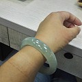 大伙来帮我看看这个镯子能看多少钱，非诚勿扰！