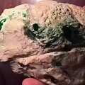 1000块钱买的半赌石翡翠原石竞是帝王绿，一刀切出1000万