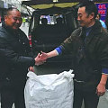 狂喜！一老头藏床下了20多年的翡翠原石价值8300000？！