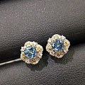 18K金镶海蓝宝耳钉，主石0.72ct，非常精致～