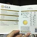 为什么白钻GIA证书那里金灿灿一片而彩钻不是那？