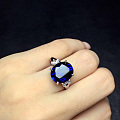 天然蓝宝石戒指，火彩爆闪！蓝宝石四大宝石之一，主石尺寸：10×12mm。全净...