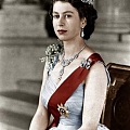 《王冠》300套戏服告诉你，英国女王年轻时有多美