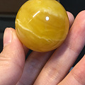 打包回来的蜜蜡原石，先磨了一大珠