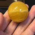 打包回来的蜜蜡原石，先磨了一大珠