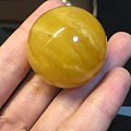 打包回来的蜜蜡原石，先磨了一大珠