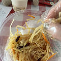 26岁 点外卖没给筷子 因为不想刷自家筷子 就拿起上次吃炸鸡送的一次性手套继...