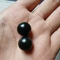 两个新疆和田玉黑青珠子，都是14mm。哑光打磨，黑，细，油，可以配手串，配多宝