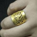 清朝的老款戒指好看吗？形似瓦片，造型古朴，梅花“瓦片戒”。