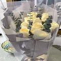 直男送了一束和去年生日鲜花类似风格的黄玫瑰，毫无新意😮‍💨……