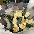 直男送了一束和去年生日鲜花类似风格的黄玫瑰，毫无新意😮‍💨……