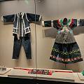 贵州民族博物馆里的刺绣花衣与手工银饰