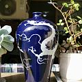 元代霁蓝釉白龙纹梅瓶

高约33.6厘米，肩径（最大）19.3厘米，底径约1...