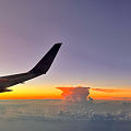 飞机上看日出，如同在幻觉中，飞机翼太让人生气