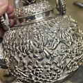 日本明治时期顶级工坊鸿池制作的925纯银龙柄菊花款小器型茶具三件套、精美绝伦。