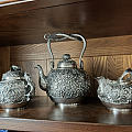 日本明治时期顶级工坊鸿池制作的925纯银龙柄菊花款小器型茶具三件套、精美绝伦。