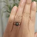 请大家帮我看看这个老金戒指镶嵌钻石黑色的是什么工艺