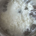 不急不躁，中午吃一碗红枣银耳牛奶润润。