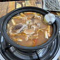 昨天自己一个人在丽江的小餐馆吃了当地人推荐的酸汤脆皮猪脚锅