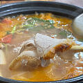 昨天自己一个人在丽江的小餐馆吃了当地人推荐的酸汤脆皮猪脚锅