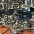 1825年英国王室御用银匠Robert Garrad制作的纯银双天使大果盘。...