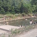 没带泳衣，上游水清澄却细小至断流、没得玩水
