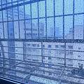 屋外狂风暴雨，我在家里死命把手镯撸上