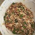 这两天勤快动手包饺子，买韭菜带回来一只🐌，外面零下好几度，那就养着吧