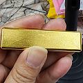 领丰金的背面有个小孔，里面黑灰色的，酒精擦不掉