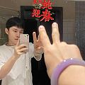 龙梓嘉发这几张他戴镯子的图，大家觉得哪种颜色镯子最适合龙少？