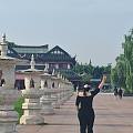 开心一刻：出门旅游不要穿一字肩衣服。