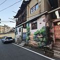 生活在这小山城，无意中发现这满墙的暖意。