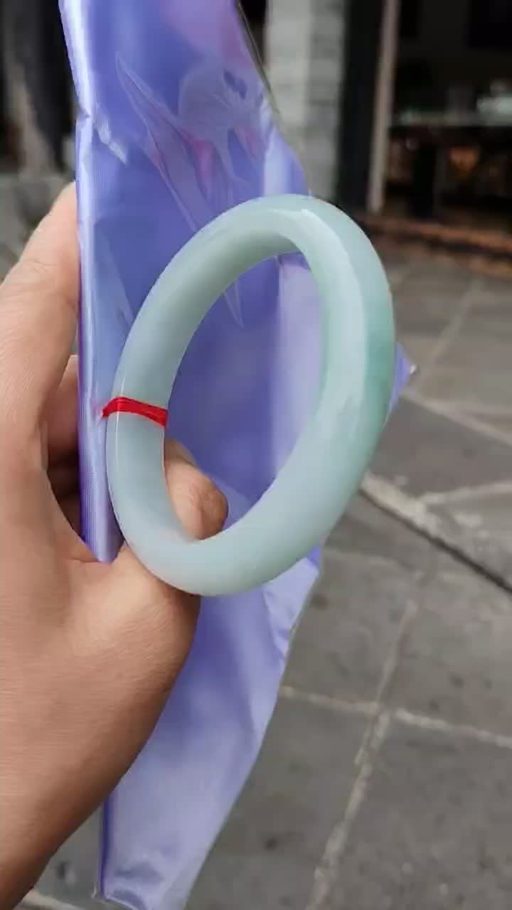 坛子里的大神帮忙看看这个镯子价值