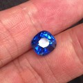 随手一拍的4克拉多蓝宝石，切工完美。不知道能给什么颜色？猜猜什么产地？