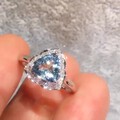 天然宝石💎18k金镶嵌天然无烧海蓝宝戒指💍足反钻石镶嵌，裸石2ct+ 颜色透...