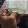 这个是昨天我让大家帮我看的镯子，这个是灯光下他给我拍的