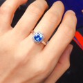1.12ct天然蓝宝石戒指，
正圆形切割，象征团团圆圆，
18k金配南非碎钻...