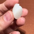 精致小莲蓬，玉质油润亮白，成色均匀，局部留洒金皮。