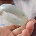 这个玉镯子好买来就没戴过，嫌太重。不知道这玉现在是什么价位了。大家帮忙看看