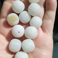 和田玉籽料卡15圆珠改成13乘14的老型珠，己经修型好一部分，纯手工制作自然...
