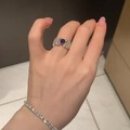 培育钻石镶嵌的蓝宝戒指和手链
